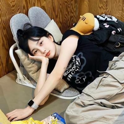 戴流苏耳环的少女